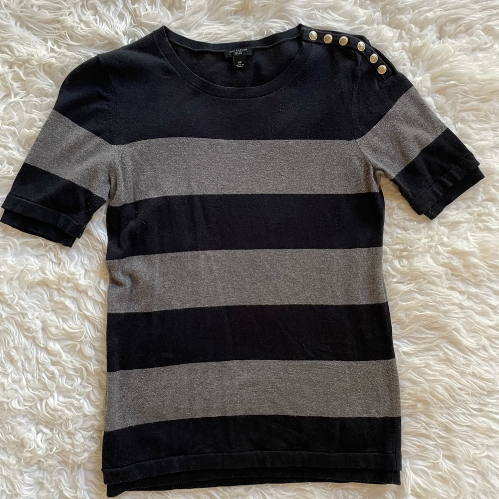 Short sleeve knit top